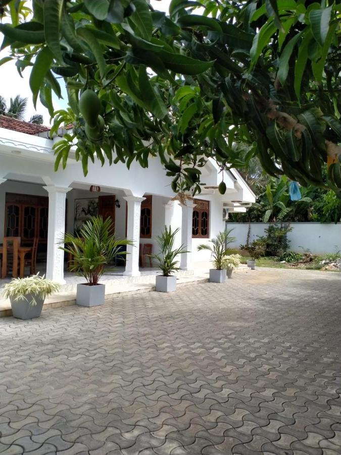 Holidays Hotel Nainamadama Exterior photo